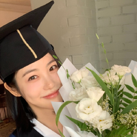 「入学から10年…」女優シン・イェウンがついに大学卒業！笑顔の卒業ショットに祝福の嵐【写真】 画像