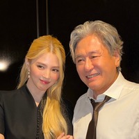 これが韓国版『マイ・インターン』の雰囲気！ハン・ソヒ、大先輩チェ・ミンシクの隣で輝く“圧倒的オーラ”【写真】 画像