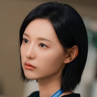 美しき「狂犬」誕生…！女優キム・ジウォン、漆黒の眼光で魅せる“冷徹ドクター”スチール初公開【写真】 画像