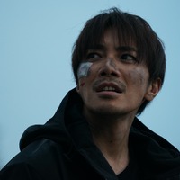 映画復帰作でヤンチャ役に挑む成宮寛貴、異なる表情切り取る新カット独占入手『藁にもすがる獣たち』 画像