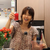 57歳女優シン・エラ、毎朝の習慣で腸活！10種類の野菜で作る特製ジュースで「肌の調子もよく、健康に」 画像