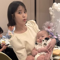 「素敵なママになりそう」赤ちゃんを抱きしめるIUが魅せた溢れ出る“母性”にキュン【写真】 画像