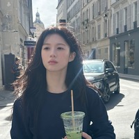 ボーッとした表情も可愛すぎる！女優コ・ユンジョン、パリ滞在中のオフショット【写真】 画像