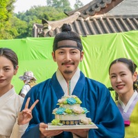 劇中とは正反対の無邪気な笑顔！日本でもTOP10入りの『スキャンダル』、和気あいあいとした撮影現場の裏側【写真】 画像