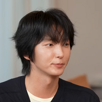 イ・ジュンギ、自身の魅力は「綺麗な鼻」と照れ笑い…！坂口健太郎との豪華ツーショットトーク公開 画像