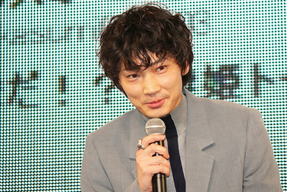 綾野剛、ニコ生イベントで痛恨の“トイレ中座”！「トイレに剛（ゴー）」と総ツッコミ 画像