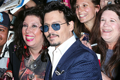 ジョニー・デップ、揉みくちゃでも笑顔でファン・サービス！『トランセンデンス』L.A.プレミア 画像