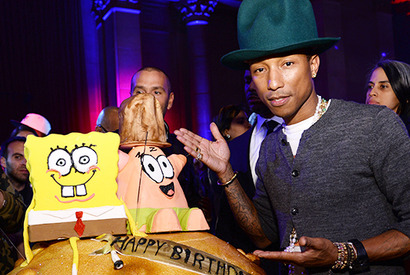 ファレル・ウィリアムス、「スポンジボブ」カシミヤ製の靴下を特注！ 画像