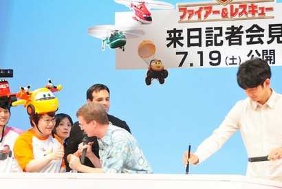 『プレーンズ2』声優・瑛太が書道でヒット祈願！　「脳の中が震えるような感動」と絶賛も 画像