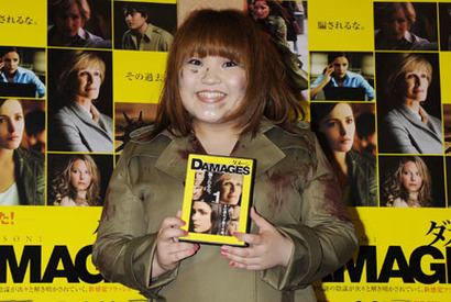 柳原可奈子がボロボロの姿でCM撮影「恋のダメージを受ける状況にすらない！」 画像