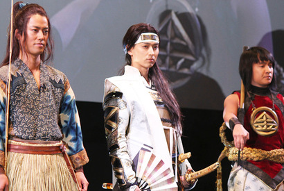 松田翔太×桐谷健太×濱田岳が“英雄”コスチュームで登場！ au発表会2015 画像