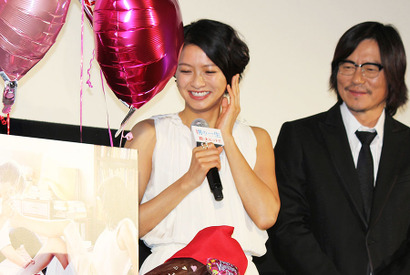 榮倉奈々＆豊川悦司“足チョコ”に苦笑…「シュールですね」 画像