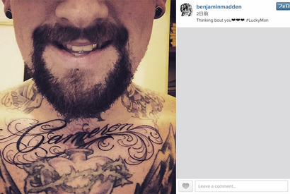 ベンジー・マッデン、胸元に妻キャメロン・ディアスの名前を刻む 画像