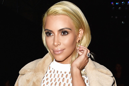 キム・カーダシアン・ウェスト、新ヘアカラーはプラチナブロンド 画像