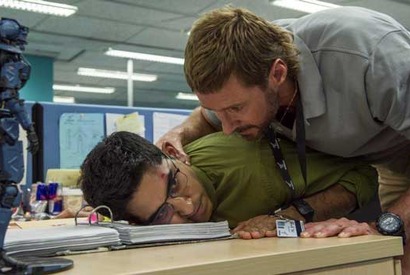 ヒュー・ジャックマン、まさかのパワハラ!? 『チャッピー』怪演ビジュアル 画像