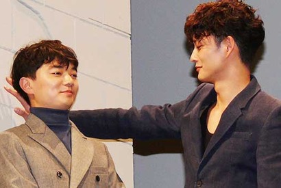 岡田将生、染谷将太と相思相愛の“壁ドン”！「愛してるよ」 画像