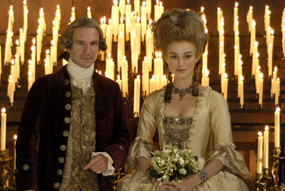 華麗な衣裳の裏に見え隠れする、愛と悲劇が乙女の心を満たす『ある公爵夫人の生涯』 画像