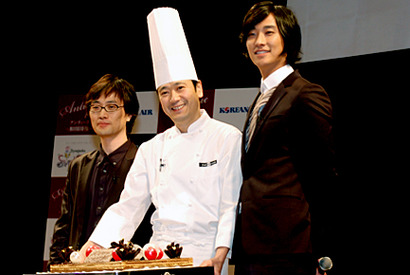 撮影では生クリームに溺れたチュ・ジフン、舞台挨拶ではケーキ食べちゃダメ！ 画像