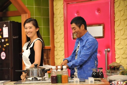 篠原涼子の白エプロンに明石家さんまメロメロ!? 「さんまのまんま」 画像