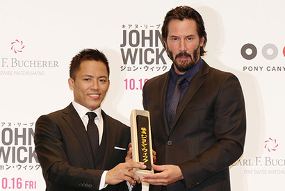 キアヌ・リーブス、黒帯に上機嫌！『ジョン・ウィック』続編では大外狩りに挑戦？ 画像