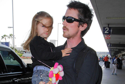 『ターミネーター4』始動！クリスチャン・ベイルが妻と娘とプロモ・ツアーに出発 画像