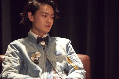 菅田将暉、おしゃれさ際立つ独特のファッションに注目『ピンクとグレー』 画像