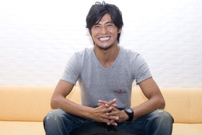 俳優・坂口憲ニが波に乗せて届ける思い「もう一度、自分が生まれたこの国を見たい」 画像