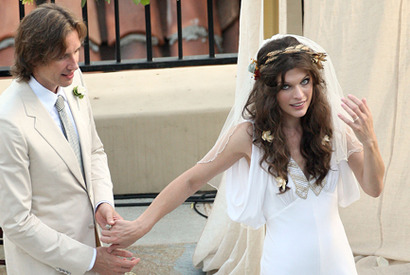 ミラ・ジョヴォヴィッチ、最愛の監督と自宅で子連れ挙式 画像