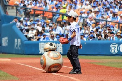 『スター・ウォーズ』BB-8、世界初の始球式で「とてもエキサイティング」 画像