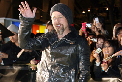 ファン熱狂！　ブラピ、ワイルドに革ジャン＆ニット帽で“イエロー”カーペット登場 画像