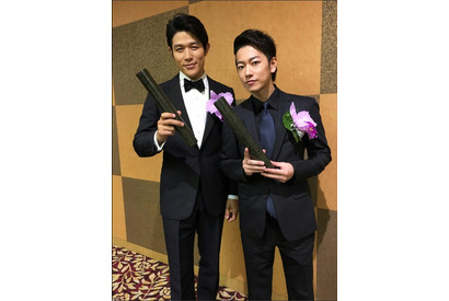 鈴木亮平、佐藤健との“兄弟”ショット公開！「橋田賞」同時受賞 画像