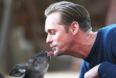 アレクサンダー・スカルスガルド、動物と戯れる姿がまさにターザン!? 画像