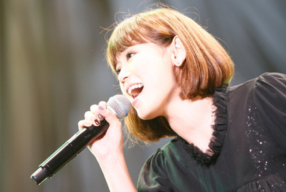 絢香のラストライヴを劇場公開　水嶋ヒロも見守ったアコースティック・ライヴが映画に 画像