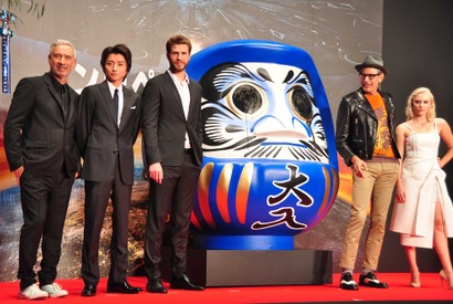 リアム・ヘムズワース＆ジェフ・ゴールドブラムが日本のファンの前でイチャイチャ？ 画像