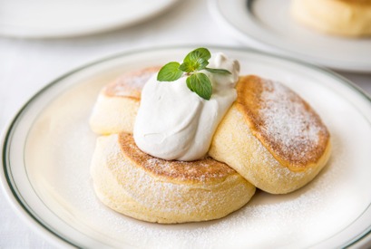 「ベイクルーズ」が手掛けるスフレパンケーキ専門店「FLIPPER’S」下北沢にてオープン 画像