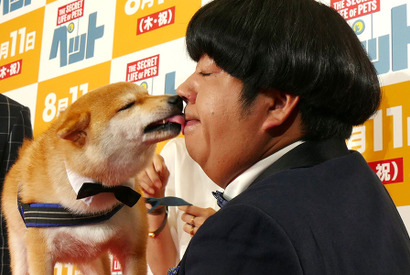 バナナマン日村、SNS影響力第2位の柴犬とディープキス！「舌が入ってきた」 画像