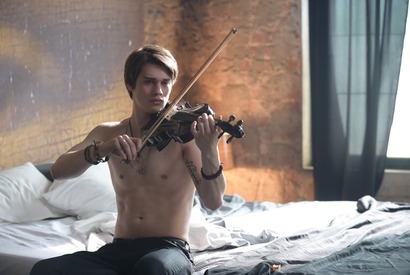 【特別映像】ニコラス・ガリツィン、裸でバイオリンを奏でる…『ハートビート』 画像