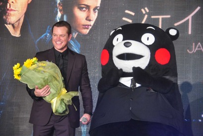マット・デイモン、9年ぶり来日！　雨に濡れながらファンにサイン 画像