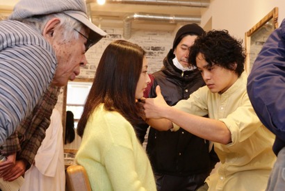 池松壮亮が常盤貴子の髪をカット！『だれかの木琴』緊張のメイキング写真が到着 画像