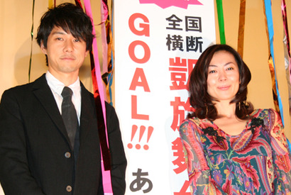 中山美穂、凱旋舞台挨拶で感涙！　すかさず西島秀俊がハンカチ差し出す 画像