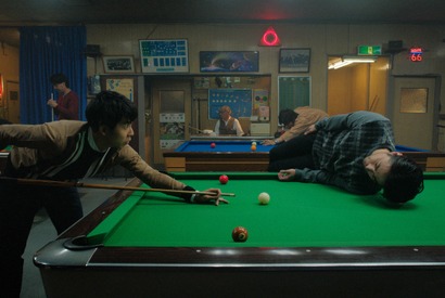 山田孝之、ビリヤード台に横たわり登場！太賀はまたもや昇天… PS4新CM 画像