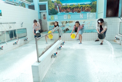 宮沢りえ＆オダギリジョーら、一家で風呂掃除！「銭湯の日」に“幻のシーン”到着 画像