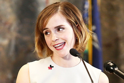 エマ・ワトソン、『美女と野獣』Q&Aでダン・スティーヴンスの回答に笑いをこらえる 画像