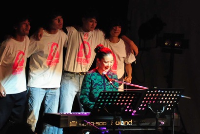 蒼井優、チャットモンチーと一緒にライブで演奏！ 「人生で一番緊張したかも！」 画像