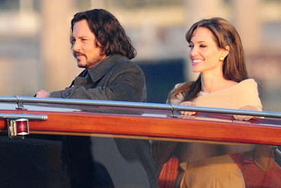 ついにジョニー アンジーがツーショットで登場 ヴェネチアでの新作撮影は順調 Cinemacafe Net