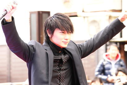 綾野剛、大阪・道頓堀で“巨大龍彦像”とご対面！ 「絶対大阪がイイってお願いした」 画像