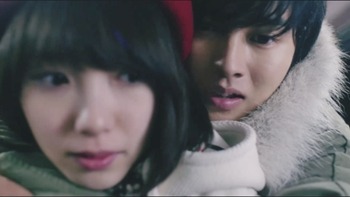 山崎賢人、飯豊まりえにバッグハグ！ 「お前が好きだ」 画像