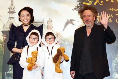 来日中のティム・バートン、“奇妙な”双子姉妹に興味津々？ 画像