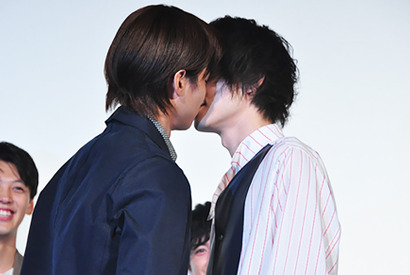 野村周平が菅田将暉に感謝の（？）キス！　劇場は悲鳴と歓声 画像