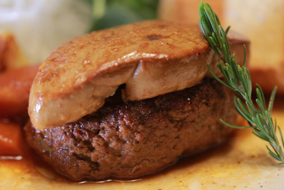 フォアグラのったハンバーグ!? ちょっとリッチな鉄板焼きを堪能できる「鉄燻 CHOI URASAN」 画像